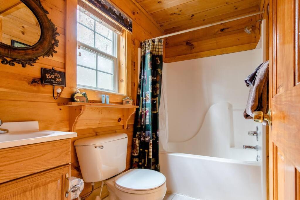 Вилла Cozy Cabin W/Hot Tub & Wifi In Гатлинбург Экстерьер фото