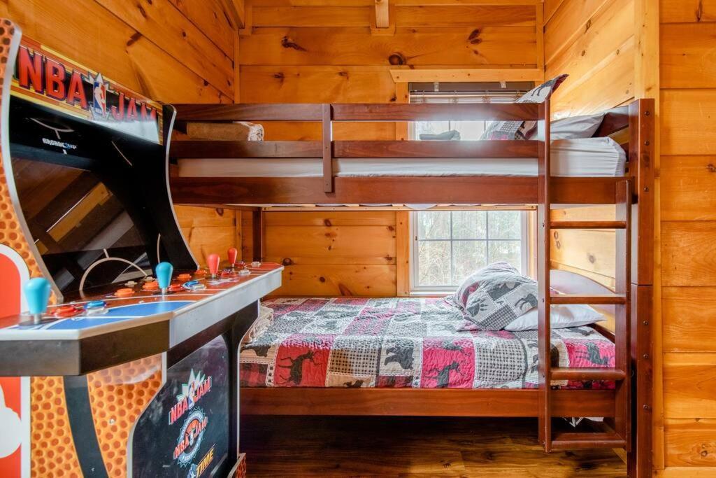 Вилла Cozy Cabin W/Hot Tub & Wifi In Гатлинбург Экстерьер фото