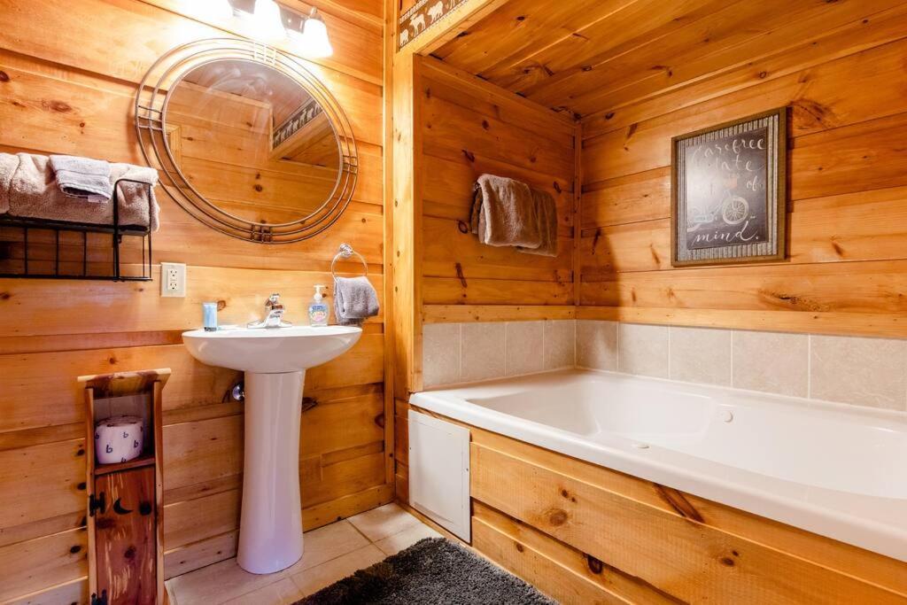 Вилла Cozy Cabin W/Hot Tub & Wifi In Гатлинбург Экстерьер фото