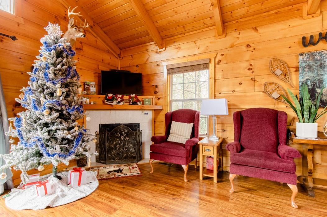 Вилла Cozy Cabin W/Hot Tub & Wifi In Гатлинбург Экстерьер фото